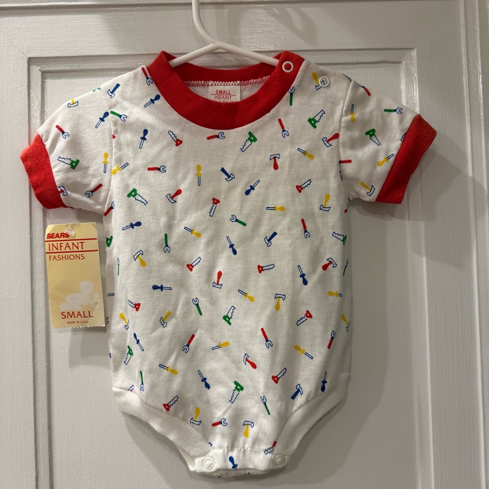 Vintage Sears Colorful Baby Onesie w Red Tool Print NWT size inf sm ( 14-19 lbs)